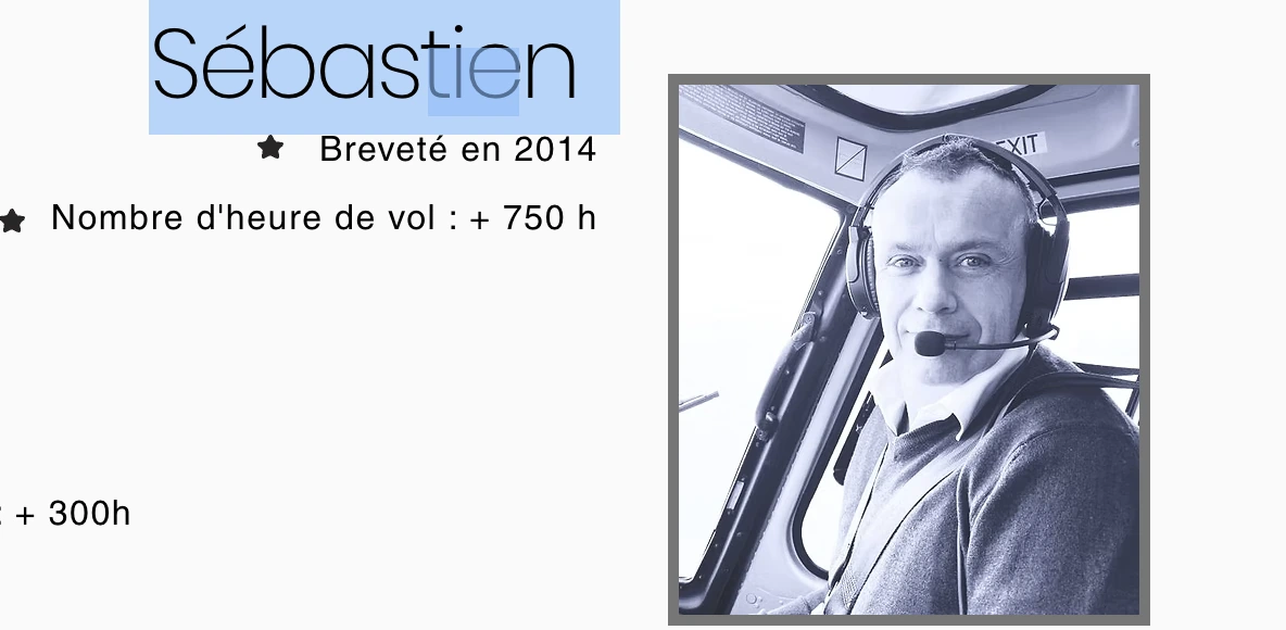 Sébastien à bord d’un hélicoptère, portant un casque de pilote